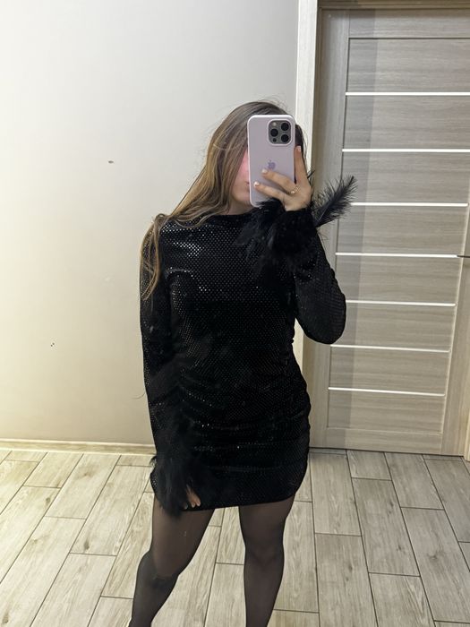 Эфектное платье с перьями