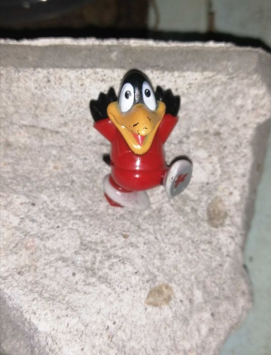 Фигурка брелок игрушка воронёнок Карлуша футболист вратарь есть Обмен