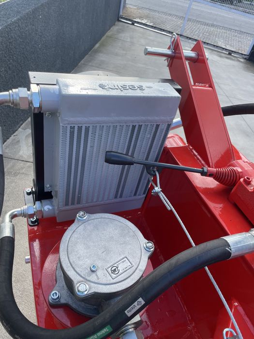 Rachador de lenha com plataforma e radiador