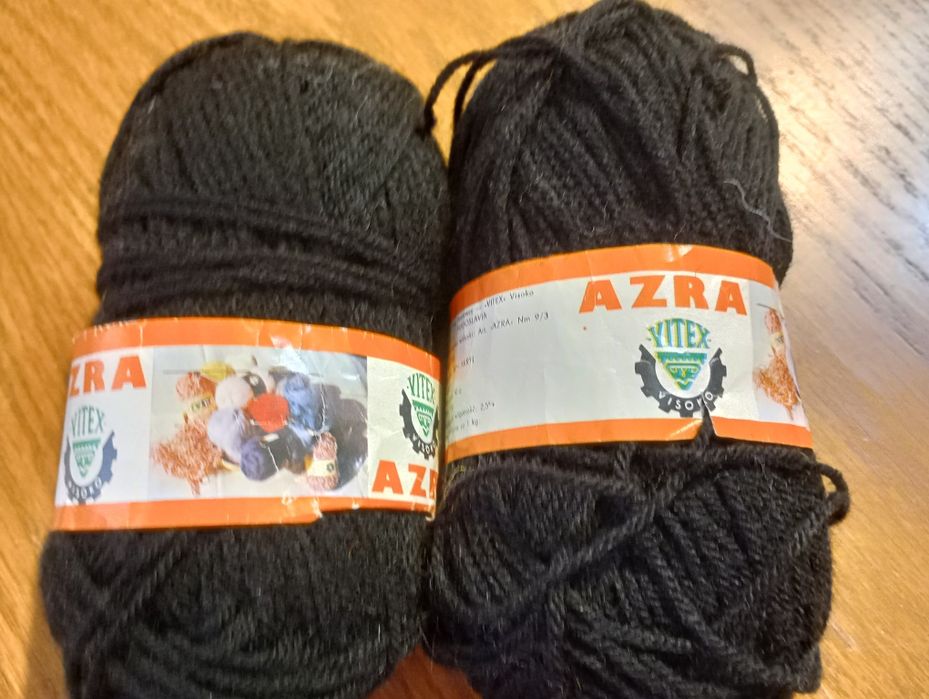 Oddam za 5 zł 2 motki czarnej wełny - akryl