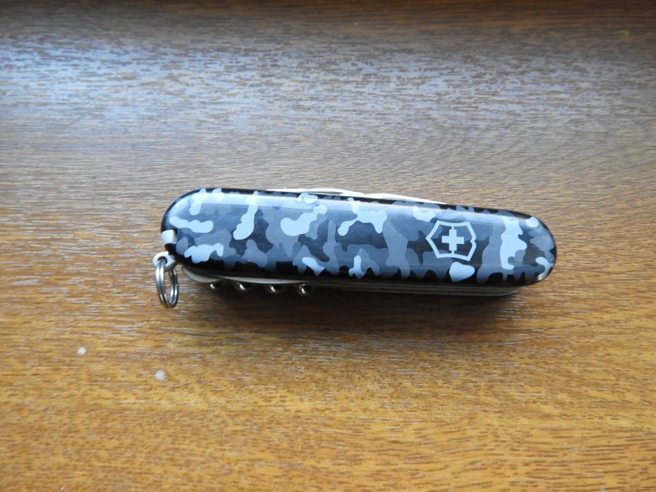 Victorinox 1.3713.942, scyzoryk Huntsman, 91 mm, 15 funkcji, Navy Camo