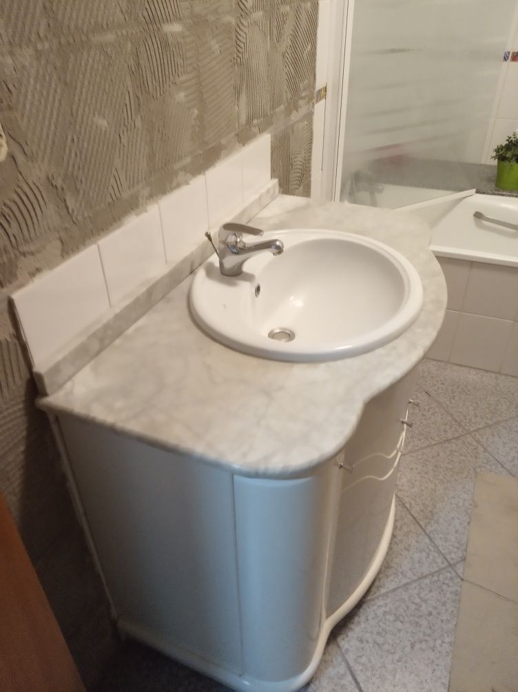 Móvel de casa de banho com Lavatório e Torneira Mono Comando.