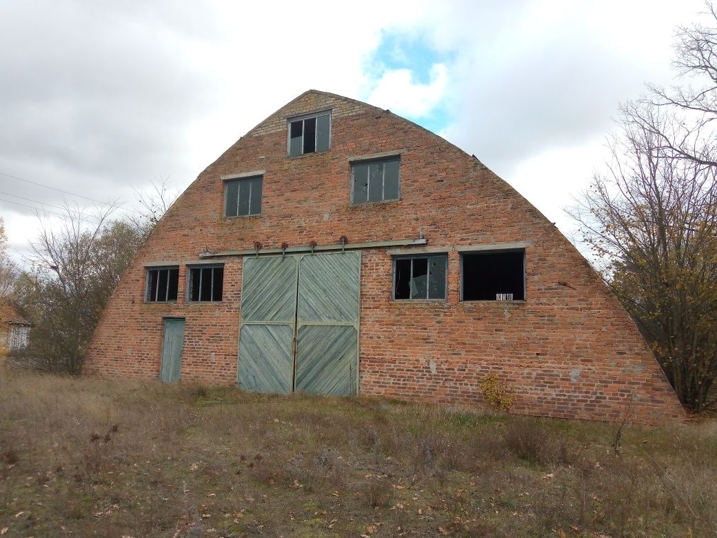 Продам ангар та складські приміщення с.Устинівка