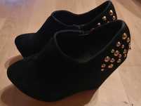 Buty na koturnie
