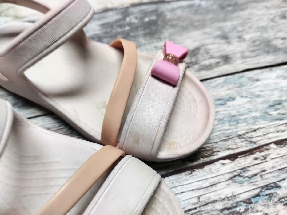 Crocs pudrowe sandałki z ozdobną kokardką dla dziewczynki 25/26