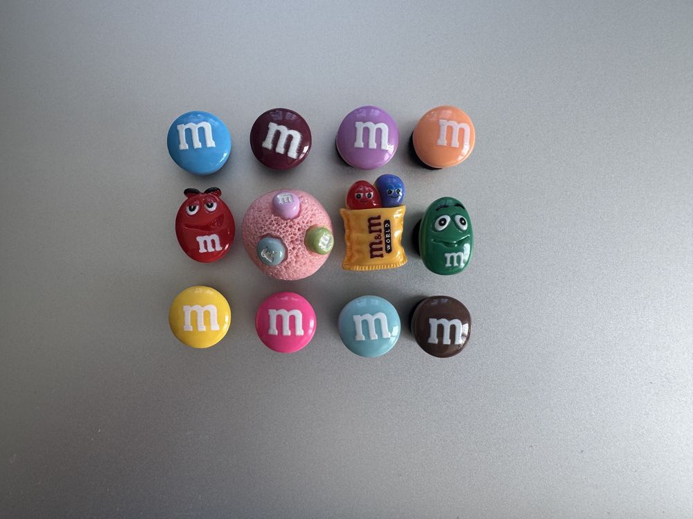 Charms M&M przypinki nowe 12 sztuk