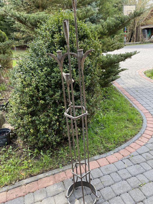 Świecznik metalowy ciężki piekny w koorze starego metalu.