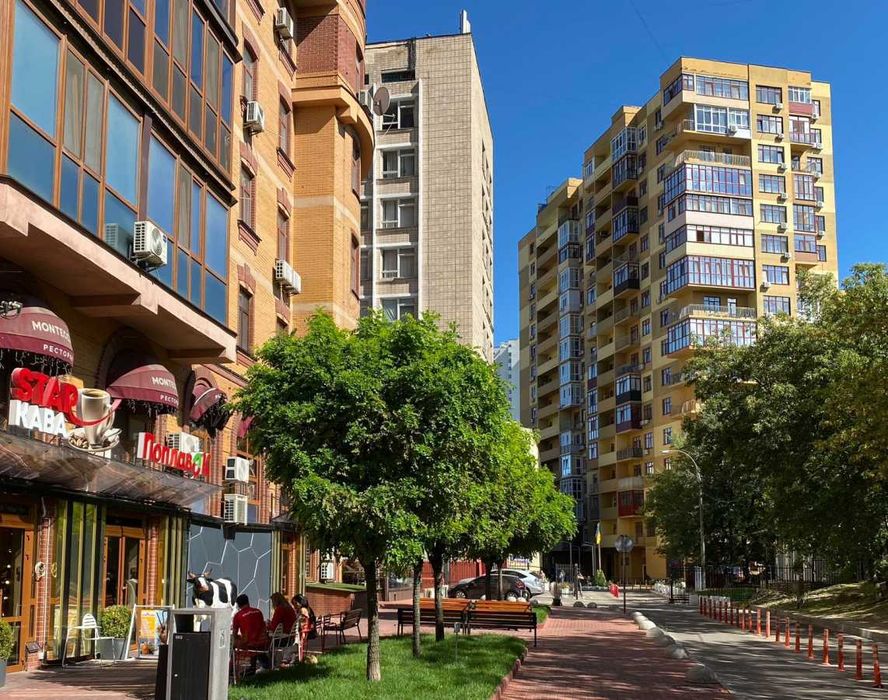 З Орендарем, метро Печерська, Коновальця 36-е