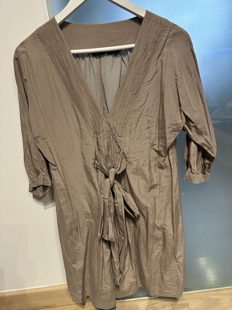 Varias camisas e blusas