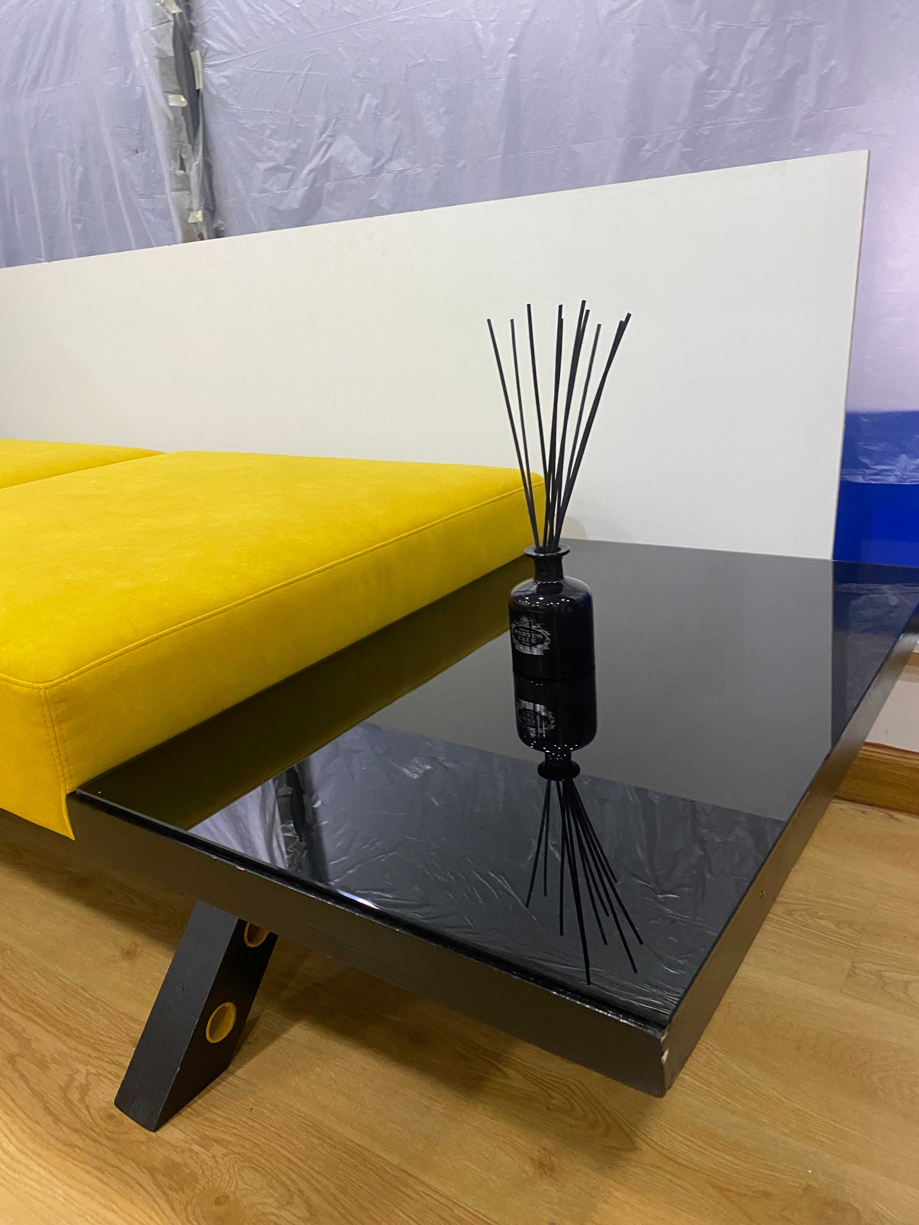 Sofá amarelo e preto c/apoio único