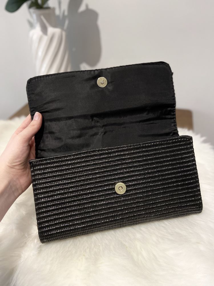 Teksturowana czarna torebka kopertówka H&M