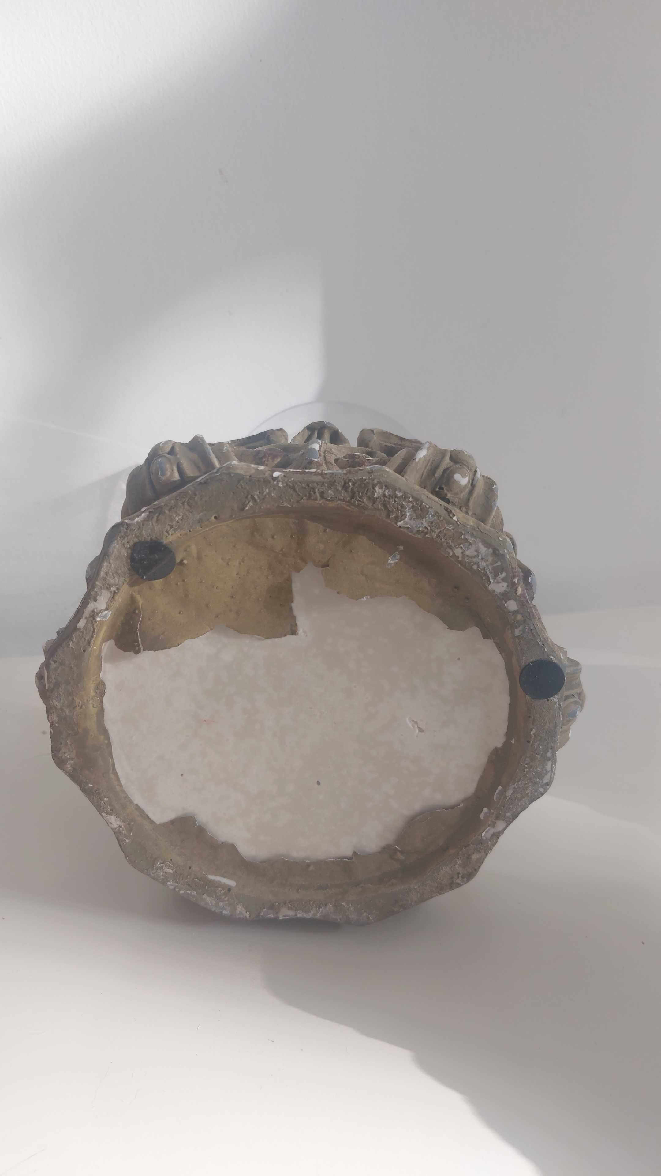 Jarra com aplicações em gesso