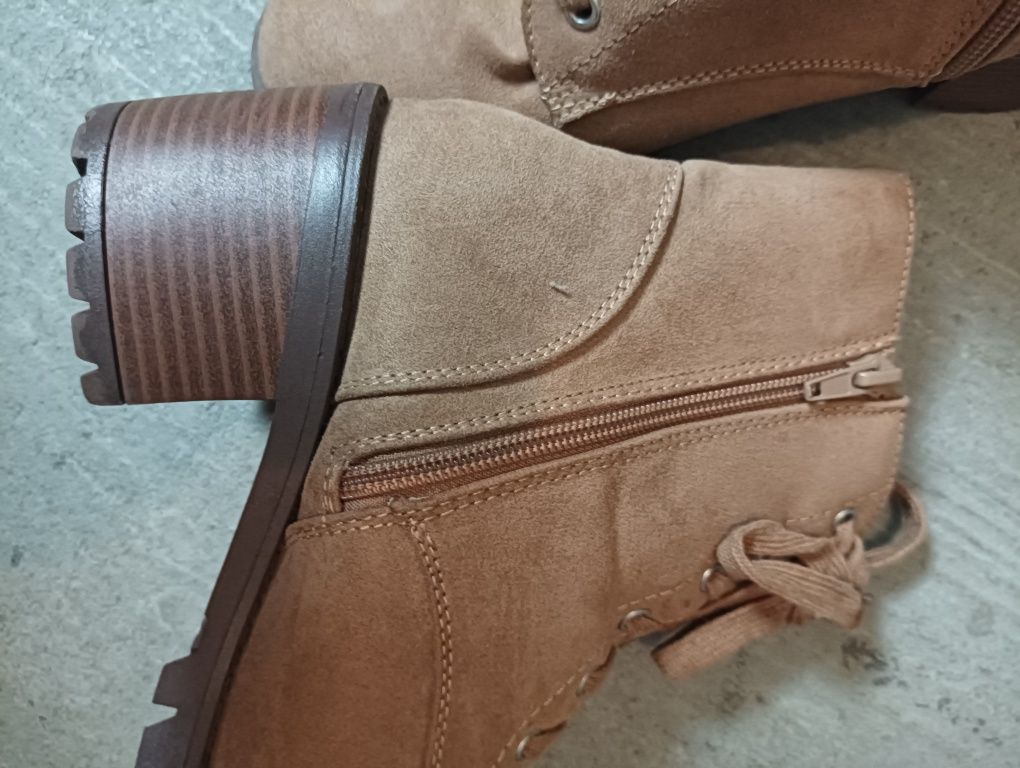 Botas pretas e castanhas