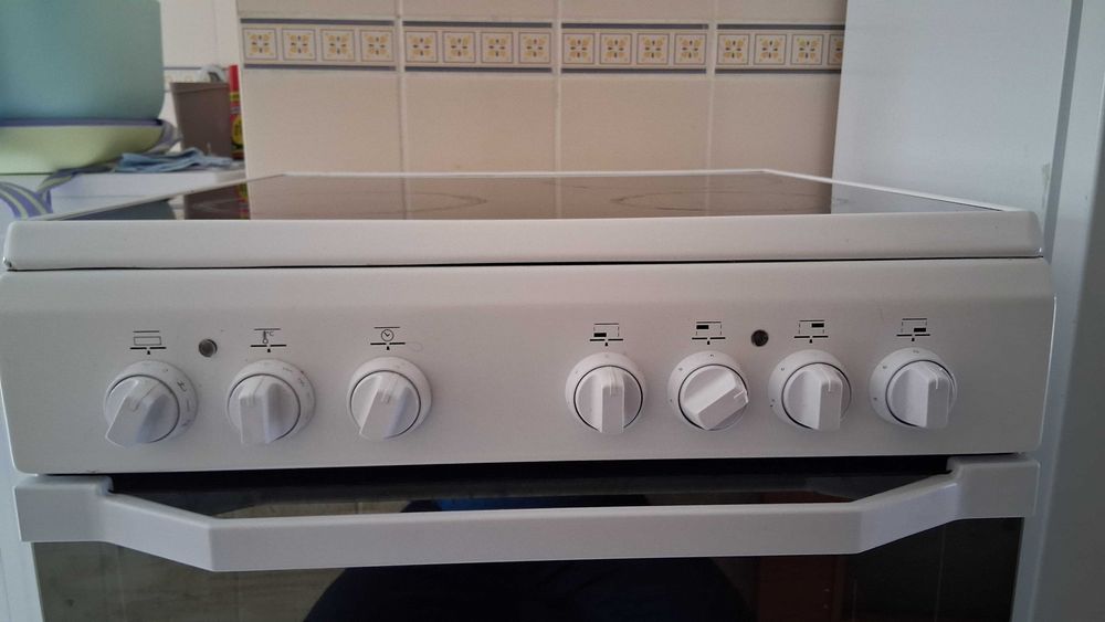 Fogão Indesit com acessórios - em ótimo estado