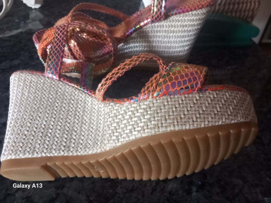 Sandálias completamente novas tamanho 36