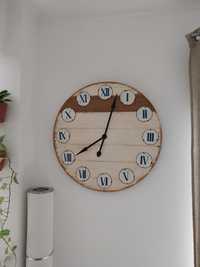 Relógio de parede rústico com números romanos