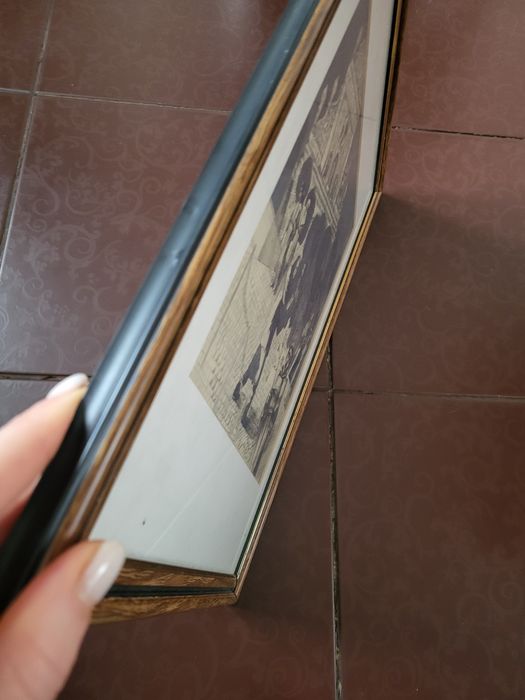 Картина графіка в рамці зі склом