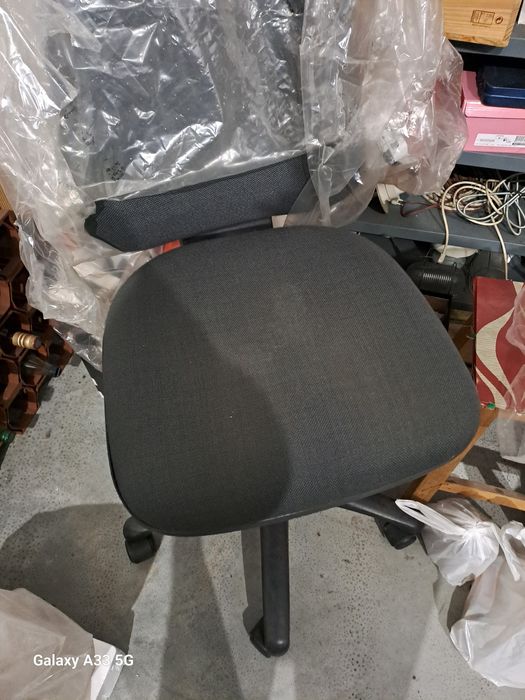 Secretária de madeira, com gaveta, e cadeira de escritório. as e arqui