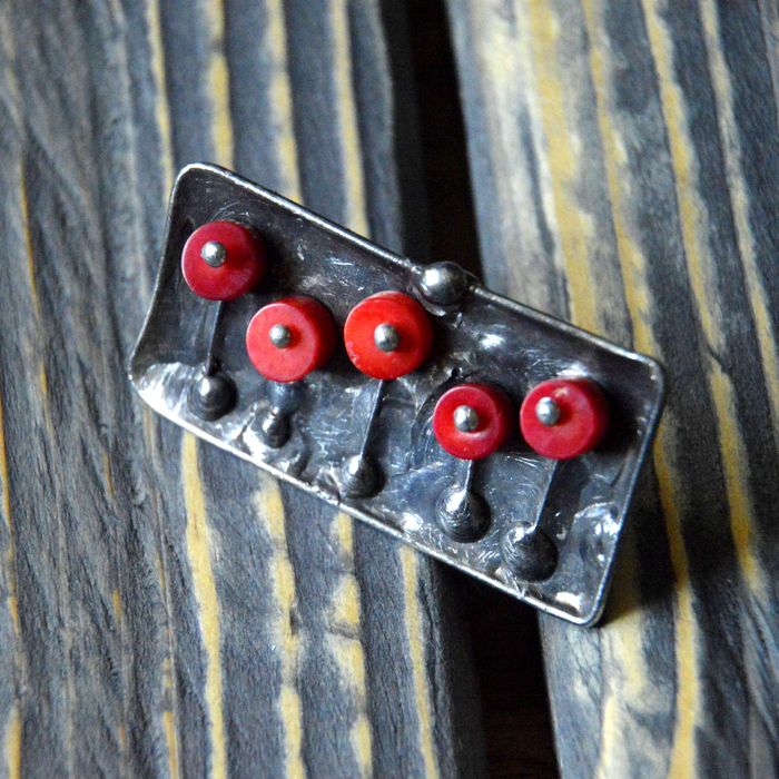 Polne maki - regulowany pierscionek z czerwonego korala.