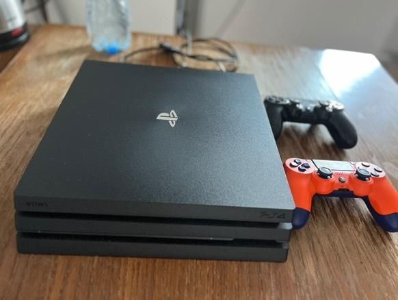 PS4 PRO ,1TB ,2 Pady ,Super Stan ,TANIO!