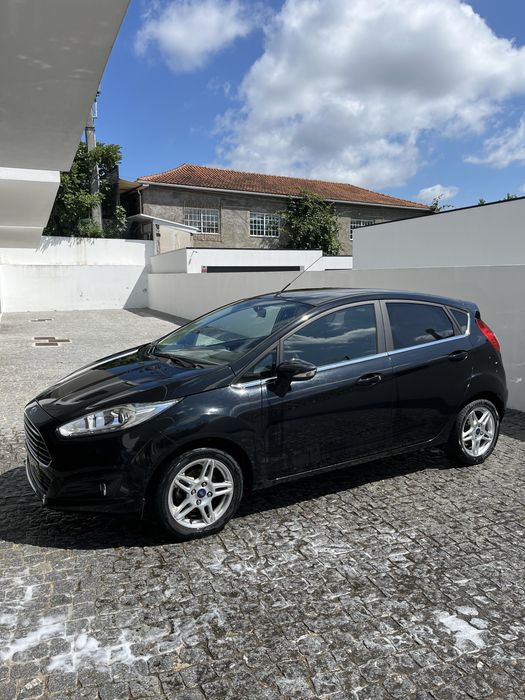Ford Fiesta Titanium 2015 – Excelente Estado e Baixo Consumo