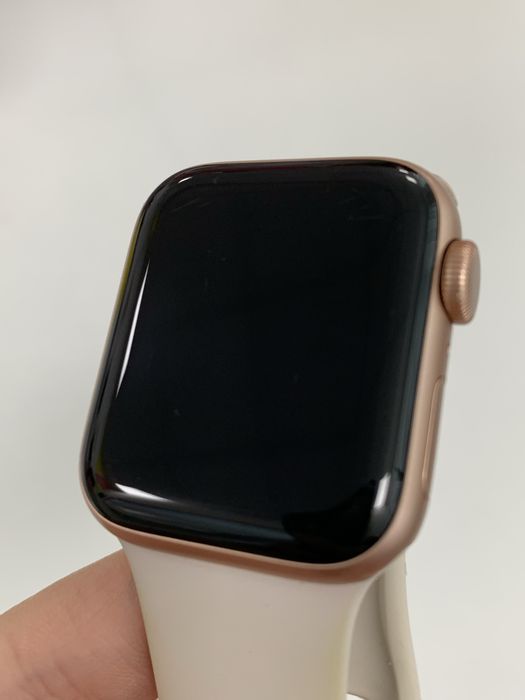 Apple Watch SE (1st Gen) 40 mm Rose Gold Aluminium & Ceramic Case б/у