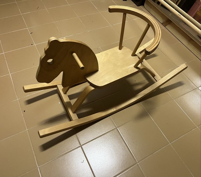 Cavalinho de madeira de criança