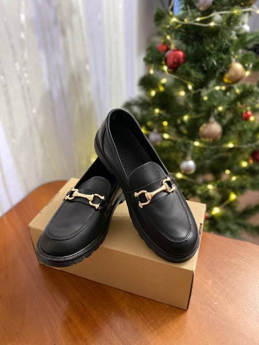 Жіночі лофери чорного кольору