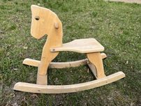 Konik drewniany na biegunach