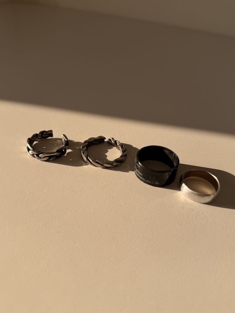 Męskie pierścionki customowe metal, karbon