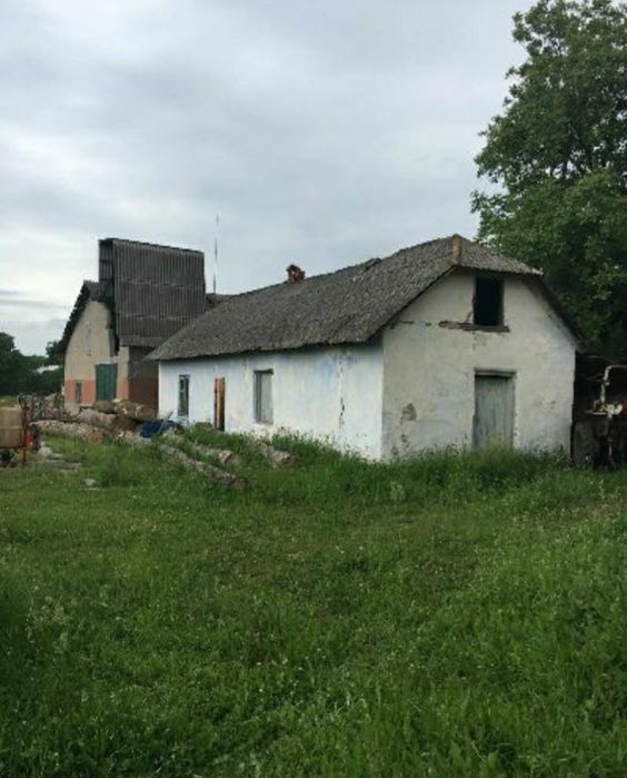 Продається комплекс будівель  та земельна ділянка 5,6 га поряд дороги