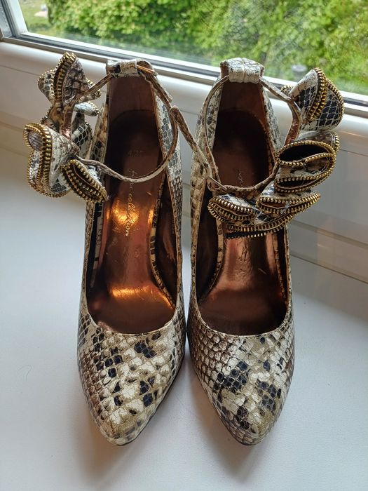 Szpilki wiązane na kostce