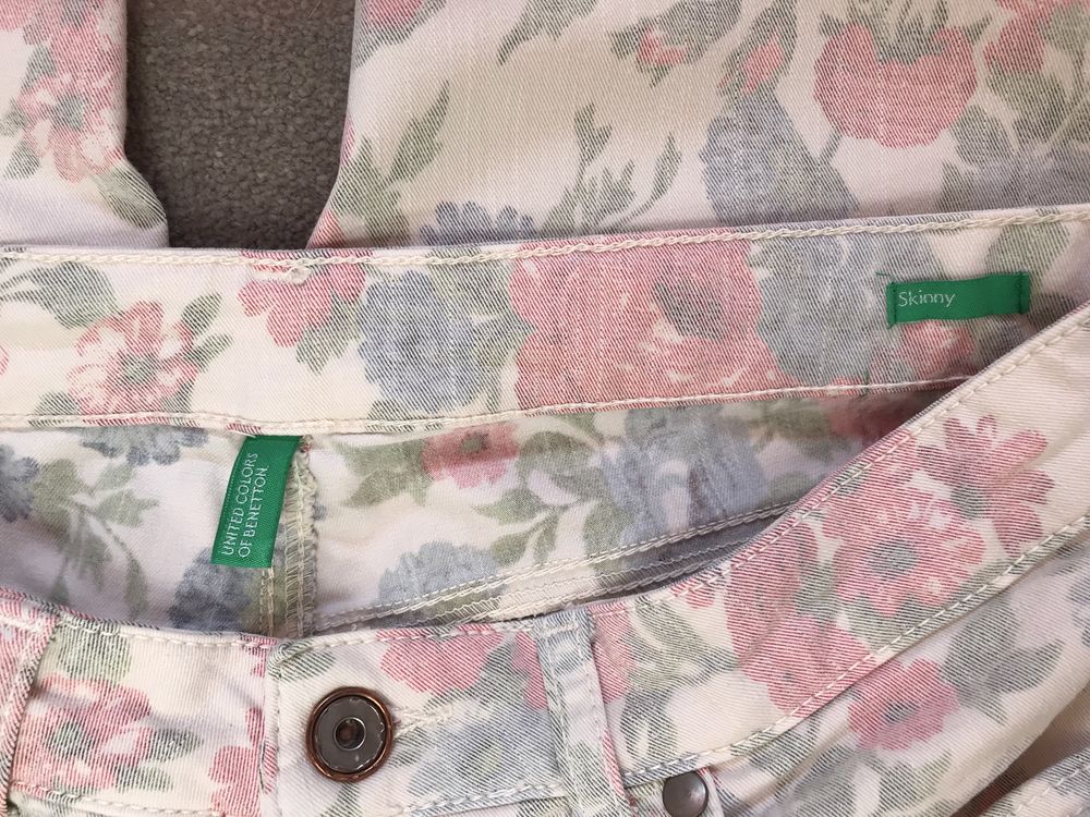Spodnie w kwiaty Benetton r. S