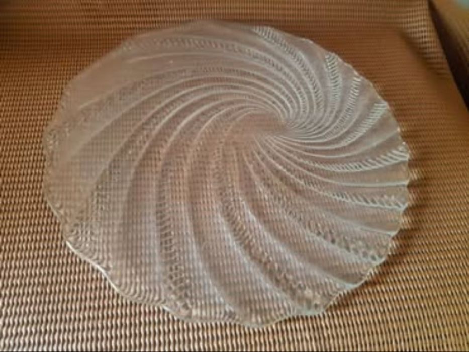 Prato para bolo em vidro com relevo em forma espiral
Para desocupar