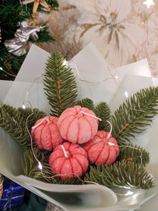 Новорічні декоративні свічки. Подарункові набори. Букети