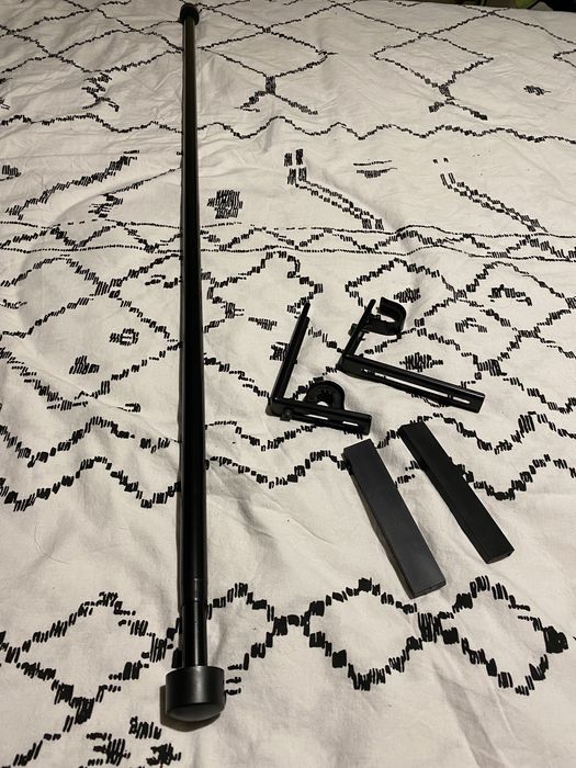 Varão de cortinado preto