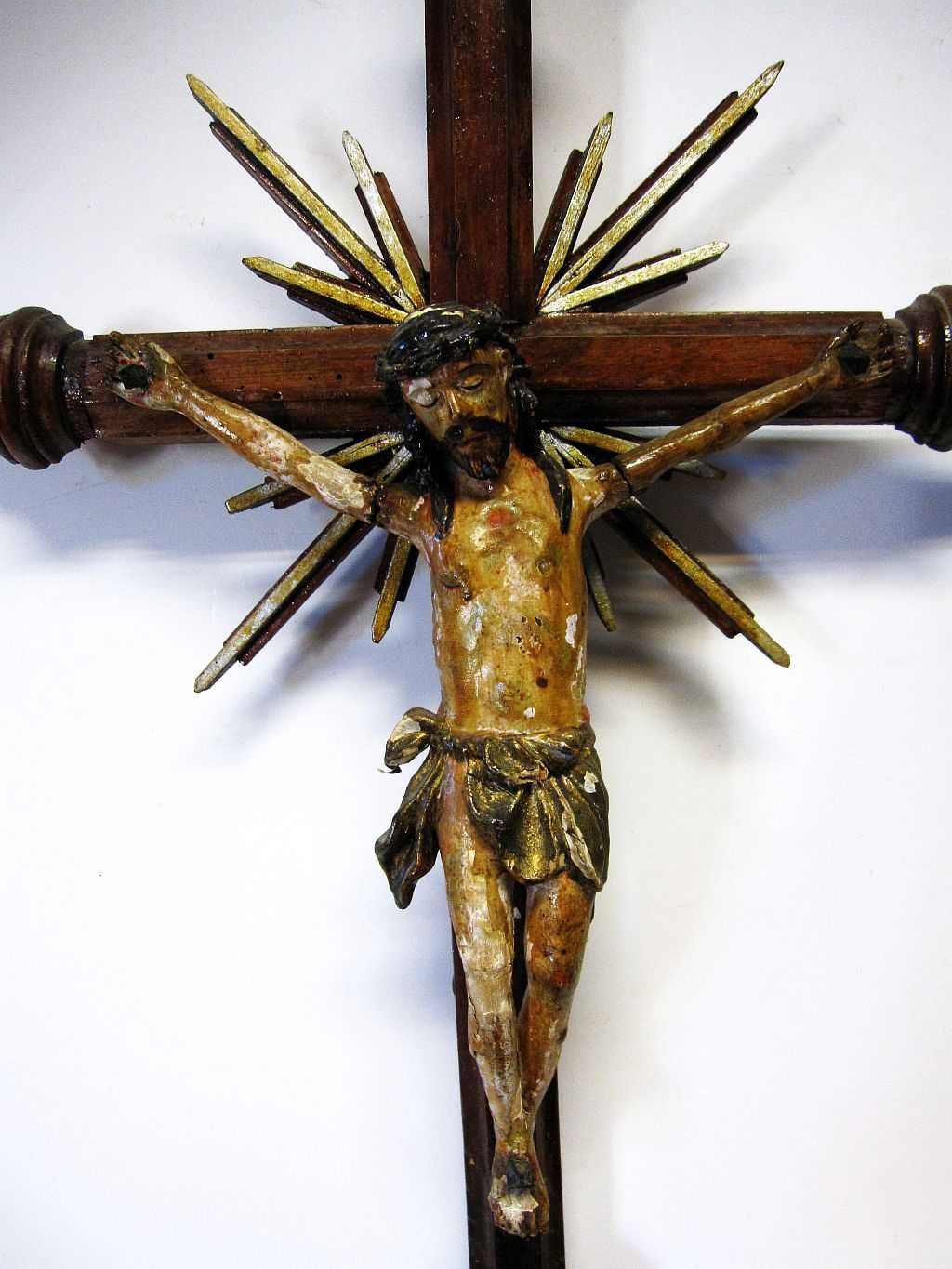 grande antigo crucifixo de pé em madeira policromada do Sec. XIX