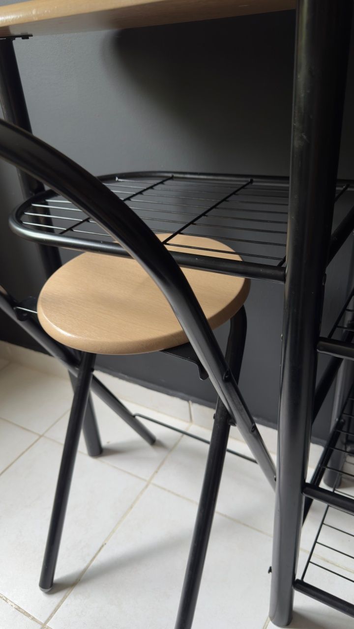 Mesa com arrumação e banco