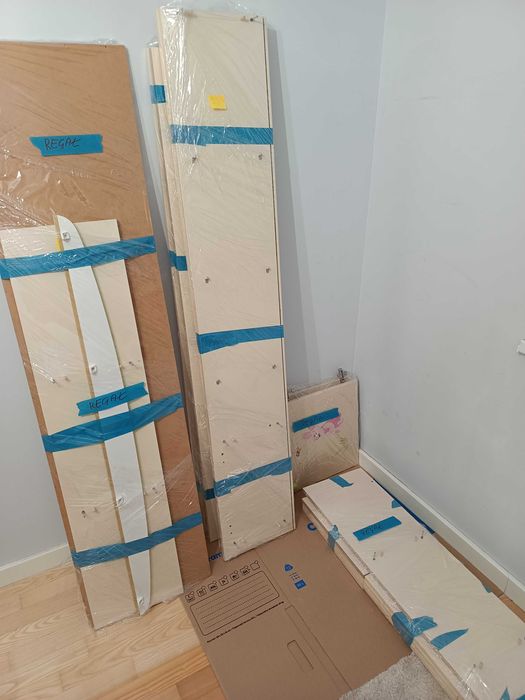 Regał do pokoju dziecięcego firmy "Meblik".