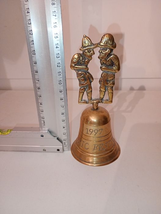 Dzwonek turecki z rzeźbą figurki