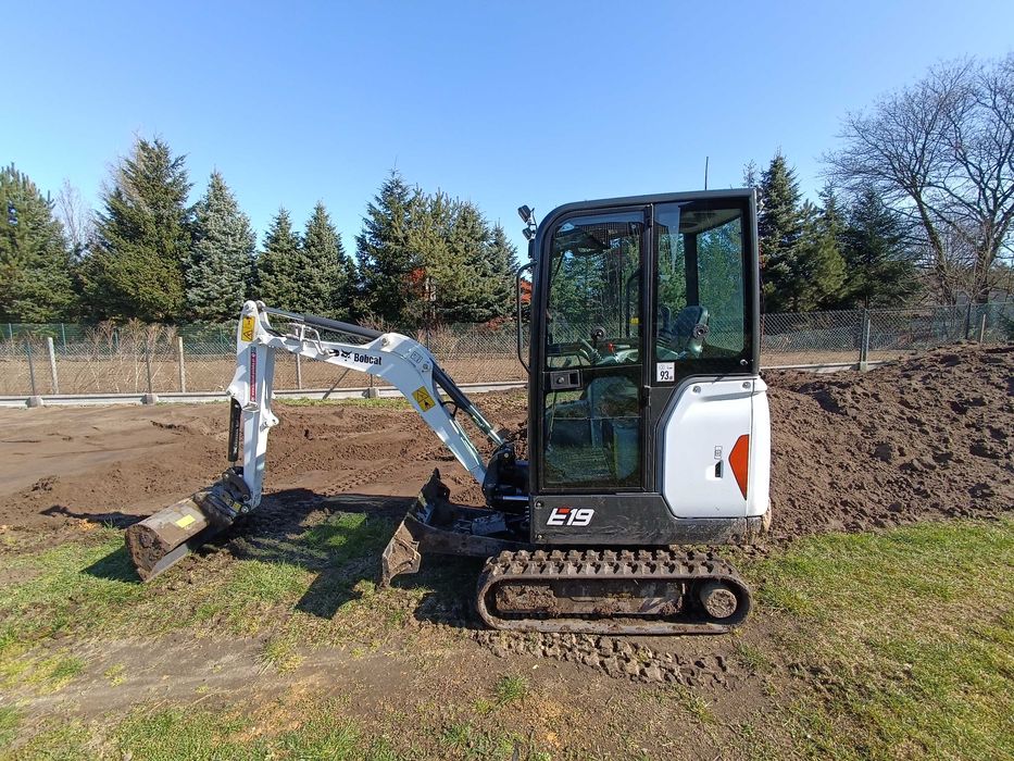 Wynajem maszyn budowlanych – minikoparka z młotem, wiertnicą, walec