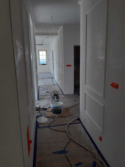 Szpachlowanie, malowanie natryskowe.