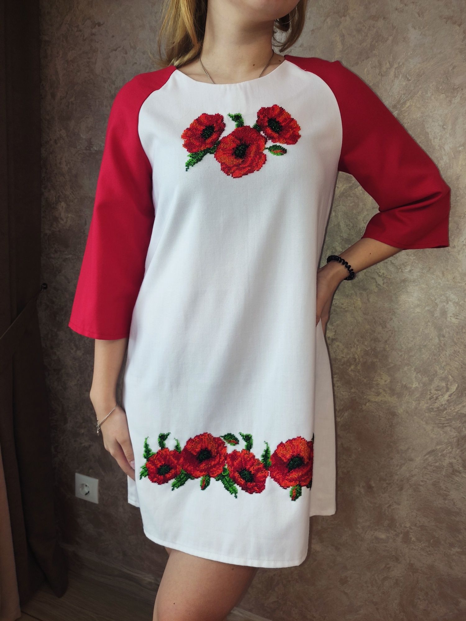 Червоно-біле вишите плаття; вишиванка з маками