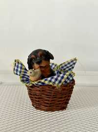 Figurka pieska z wiklinowym koszyczkiem vintage pies piesek