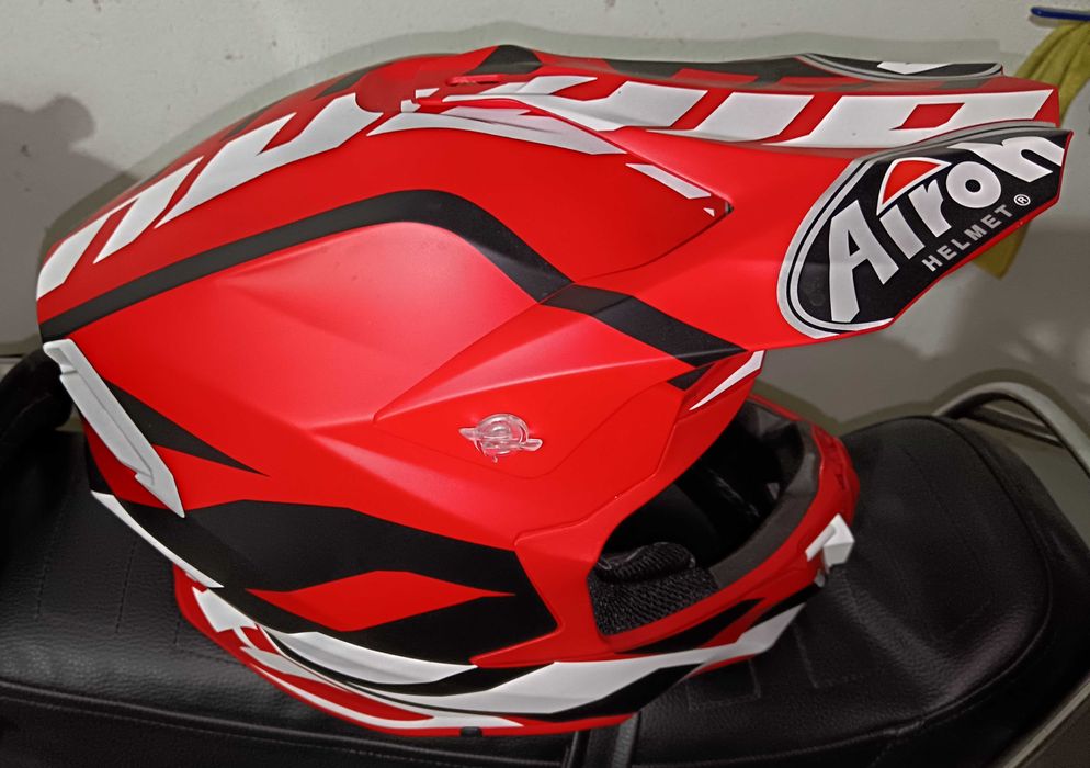 Capacete cross airoh mais óculos