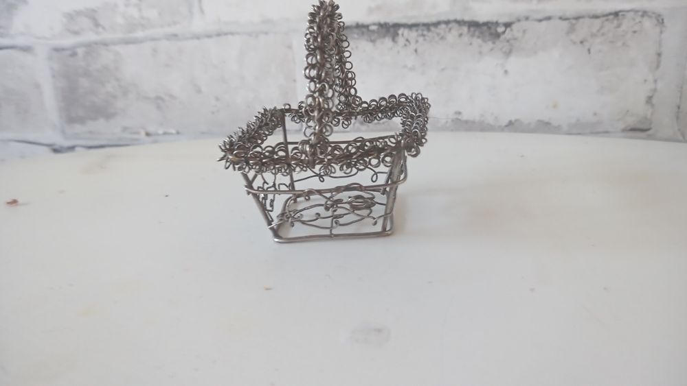 Ozdobny koszyczek metalowy