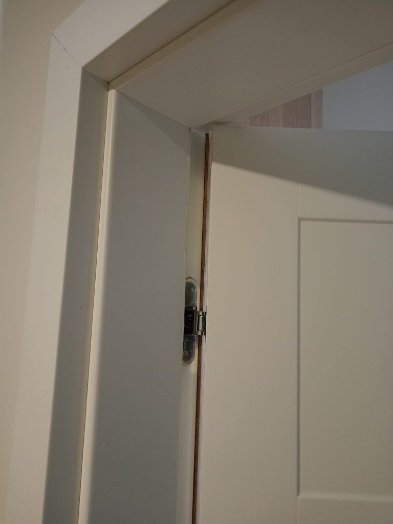 Drzwi wewnętrzne bezprzylgowe Porta białe P80 razem z ości