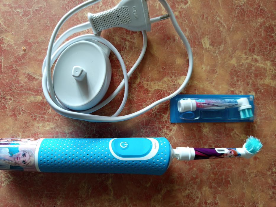 Зубна електрощітка дитяча Braun Oral-B Kids в компл. з новою насадкою