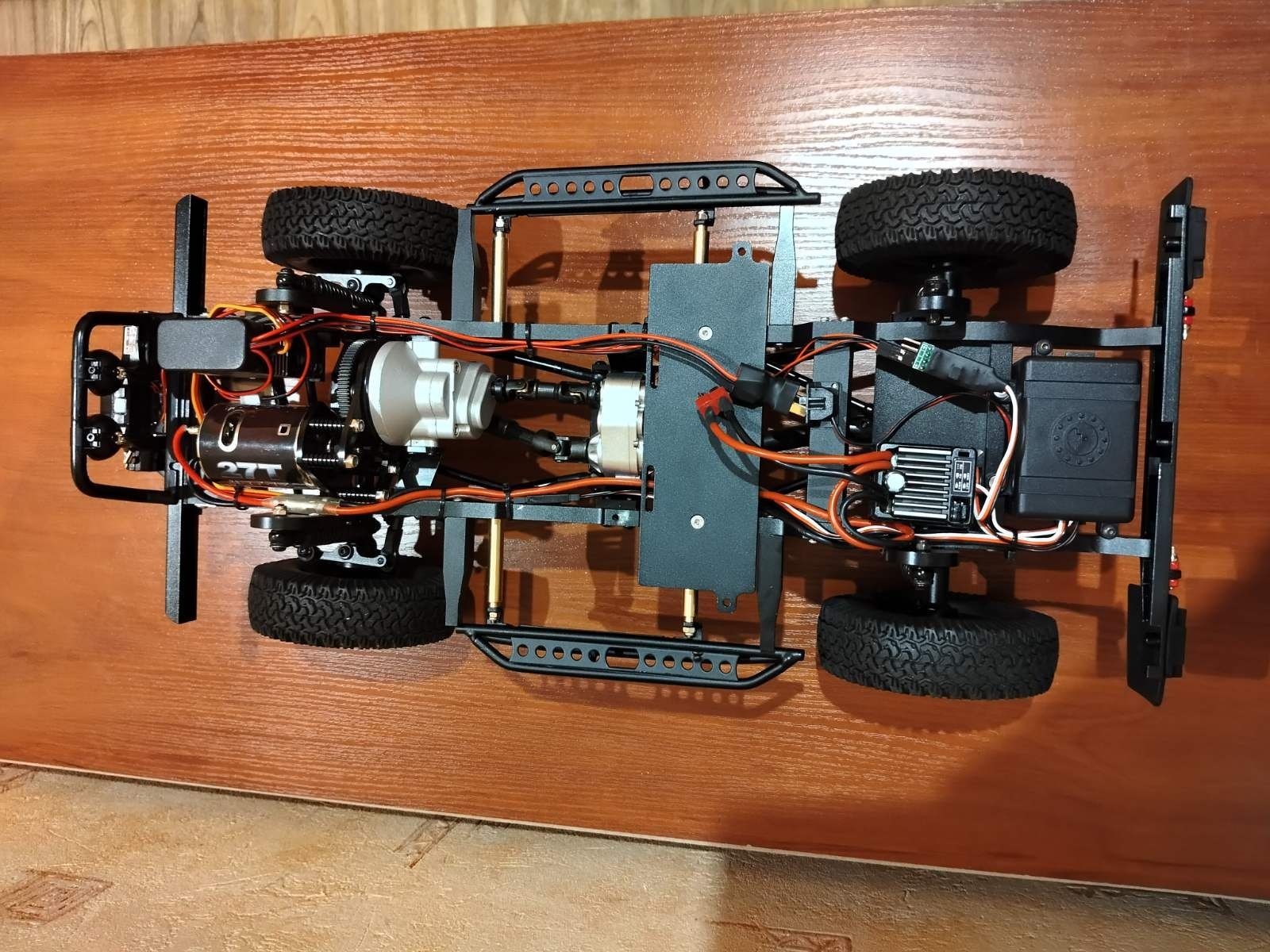 Трофи модель на радиоуправлении Land Rover 1/10 RC Traxxas Axial Rc4wd