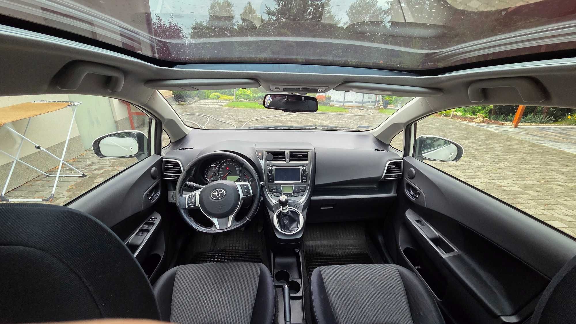 Toyota Verso S 1.4 d4d delikatnie uszkodzona, mozna jeżdzić!!!